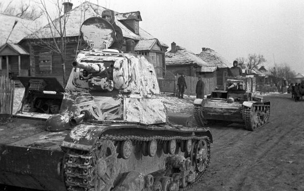 Советские танки проезжают по подмосковной деревне к линии фронта. 1941 год Советские танки проезжают по подмосковной деревне к линии фронта. 1941 год