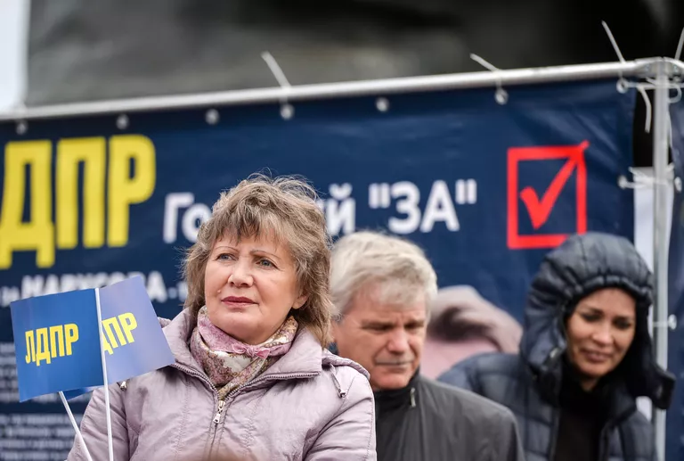 Участники митинга партии ЛДПР в поддержку кандидатов в депутаты Государственной Думы РФ седьмого созыва Участники митинга партии ЛДПР в поддержку кандидатов в депутаты Государственной Думы РФ седьмого созыва