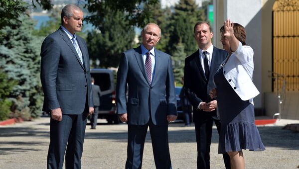 Рабочая поездка президента РФ В. Путина и премьер-министра РФ Д. Медведева в Южный федеральный округ. 15 сентября 2016