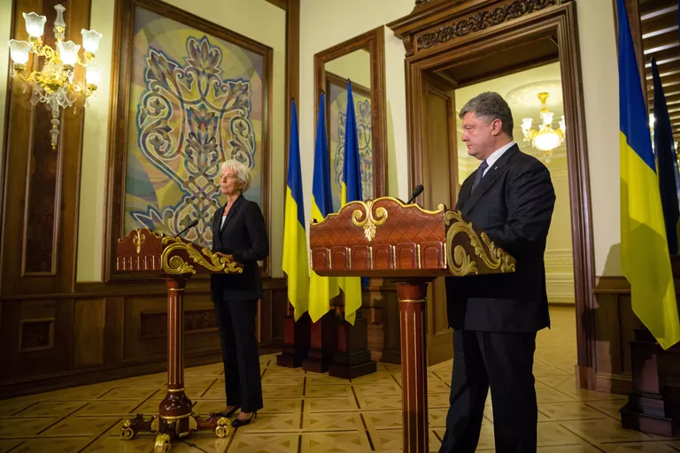Президент Украины Петр Порошенко на пресс-конференции по итогам переговоров с директором-распорядителем МВФ Кристин Лагард в Киеве. Сентябрь 2015 года Президент Украины Петр Порошенко на пресс-конференции по итогам переговоров с директором-распорядителем МВФ Кристин Лагард в Киеве. Сентябрь 2015 года