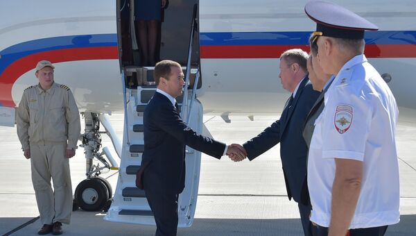 Председатель правительства РФ Дмитрий Медведев (в центре), прибывший в Керчь в ходе рабочей поездки в Южный федеральный округ. 15 сентября 2016