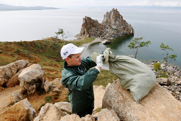 Ежегодная экологическая акция по сбору мусора на берегу Байкала