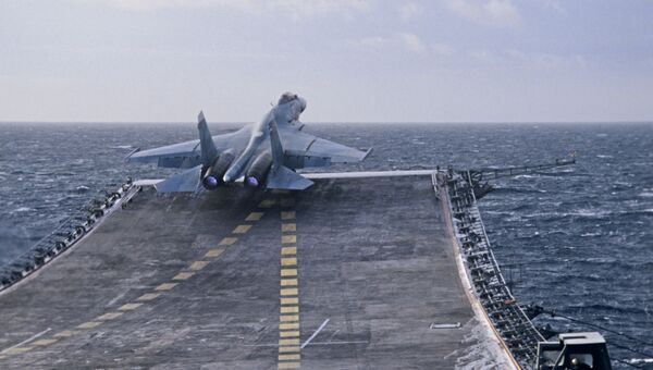 Вылет сверхзвукового истребителя Су-27К с палубы тяжелого авианесущего крейсера Адмирал Кузнецов. Архивное фото