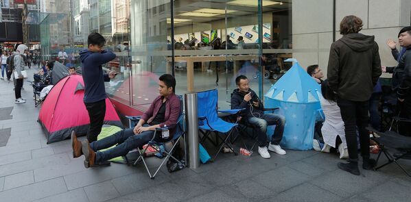 Покупатели в ожидании старта продаж iPhone 7 у магазина Apple в Сиднее, Австралия. Сентябрь 2016