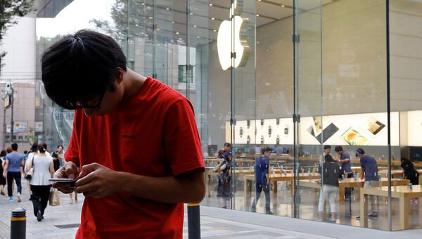 Покупатели в ожидании старта продаж iPhone 7 у магазина Apple в Токио, Япония. Сентябрь 2016