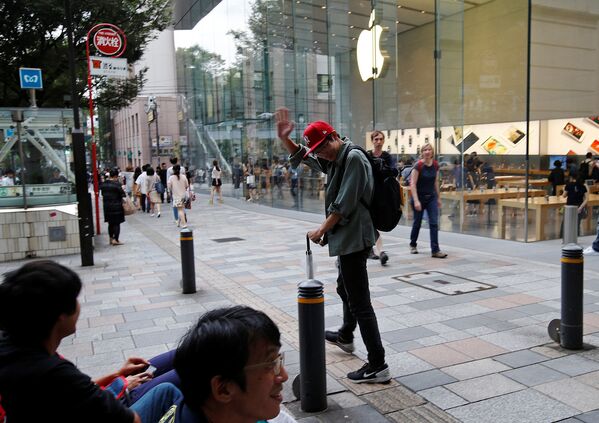 Покупатели в ожидании старта продаж iPhone 7 у магазина Apple в Токио, Япония. Сентябрь 2016