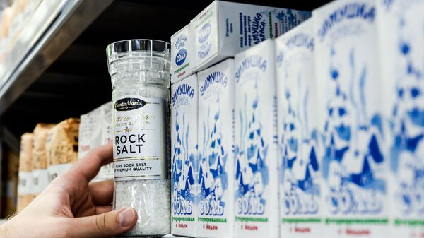 Покупатель выбирает соль в одном из магазинов в Великом Новгороде
