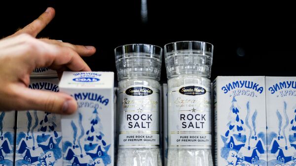 Покупатель выбирает соль в одном из магазинов в Великом Новгороде