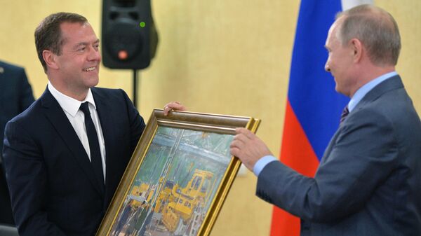 Президент РФ Владимир Путин дарит председателю правительства РФ Дмитрию Медведеву на его день рождения картину В цеху. 15 сентября 2016