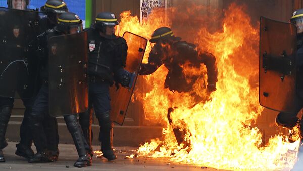 Сотрудники французской полиции в ходе манифестации противников реформы трудового законодательства в Париже