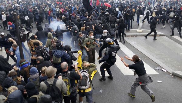 Столкновения демонстрантов с французской полицией во акции протеста против реформы трудового законодательства в Париже