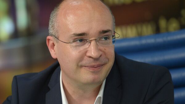 Политический обозреватель ВГТРК, ведущий программы Вести Андрей Кондрашов на пресс-конференции в Москве