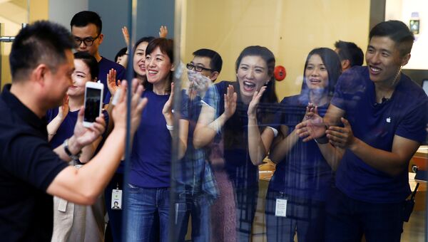 Посетители магазин Apple в Пекине в день старта продаж iPhone 7. 16 сентября 2016