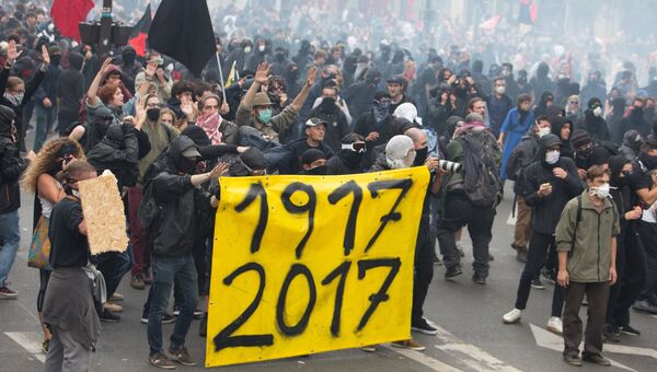 Участники акции противников реформы трудового законодательства в Париже