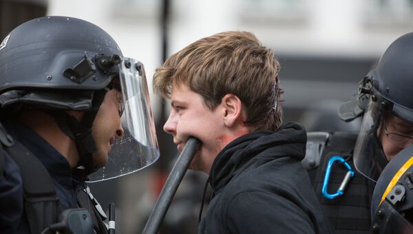 Сотрудники полиции задерживают одного из участников акции противников реформы трудового законодательства в Париже. Архивное фото