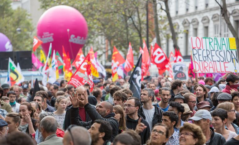 Участники акции противников реформы трудового законодательства в Париже