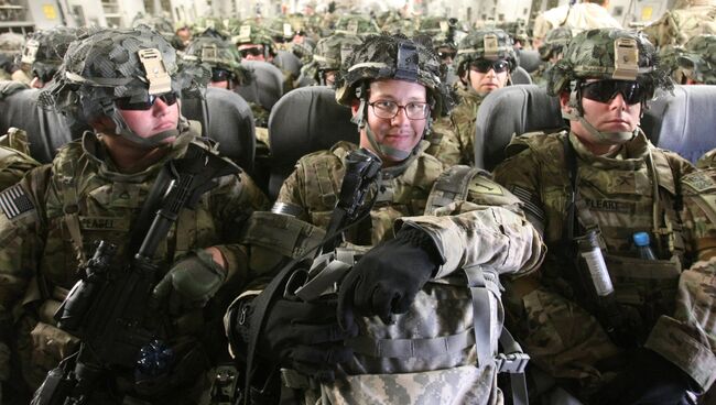 Американские военнослужащие в транспортном самолете. Архивное фото