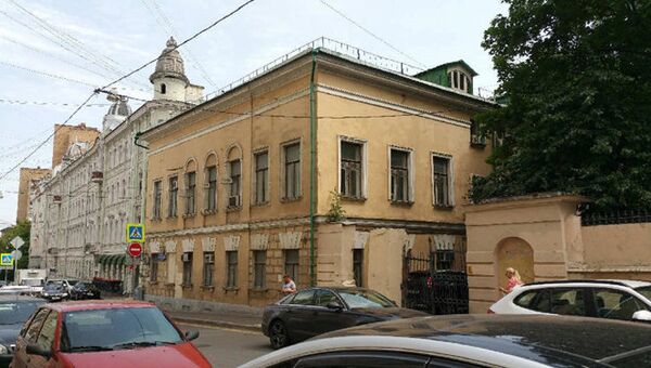 Главный дом усадьбы XIX века в Лялином переулке Басманного района Москвы. Архивное фото