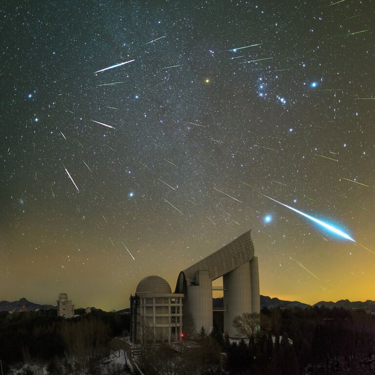 Yu Jun. Geminids over the LAMOST Telescope. Участник конкурса Astronomy Photographer of the Year 2016