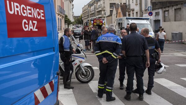 Сотрудники полиции и газовой службы на месте взрыва газа в жилом доме в Дижоне, Франция. 16 сентября 2016