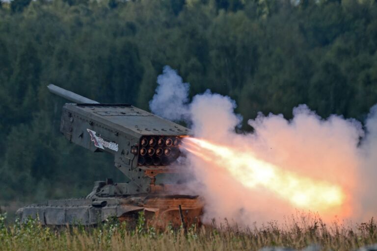 Тяжёлая огнемётная система залпового огня на базе танка Т-72 ТОС-1 Буратино Тяжёлая огнемётная система залпового огня на базе танка Т-72 ТОС-1 Буратино