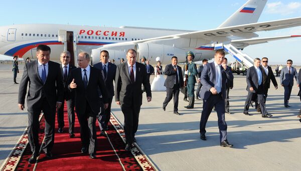 Владимир Путин во время церемонии встречи в аэропорту Бишкека. 16 сентября 2016