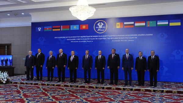 Церемония фотографирования глав государств – участников Содружества Независимых Государств в Бишкеке. 16 сентября 2016