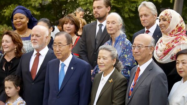 Генеральный секретарь ООН Пан Ги Мун и посланники мира ударили в Колокол мира на территории штаб-квартиры ООН