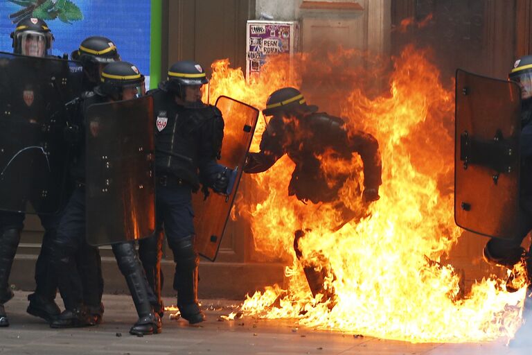 Сотрудники французской полиции в ходе манифестации противников реформы трудового законодательства в Париже