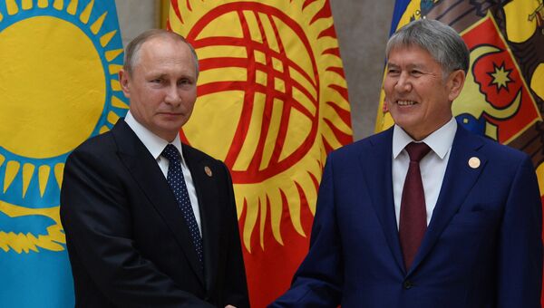Президент РФ Владимир Путин (слева) и президент Киргизии Алмазбек Атамбаев. Архивное фото