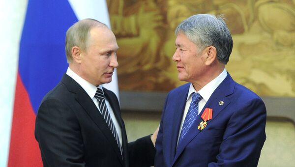 Президент РФ Владимир Путин и президент Киргизии Алмазбек Атамбаев. Архивное фото