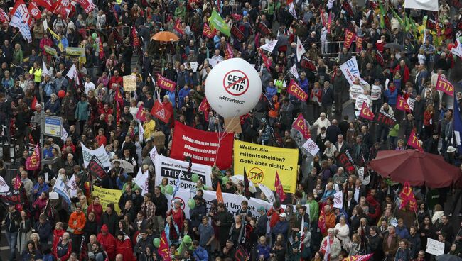 Протестующие в Европе во время марша против TTIP