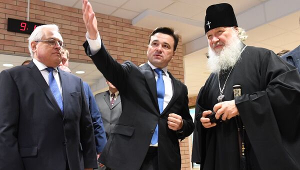 Патриарх Московский и Всея Руси Кирилл и губернатор Московской области Андрей Воробьев на избирательном участке