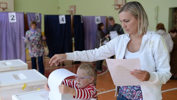 Жительница Омска на одном из избирательных участков в единый день голосования