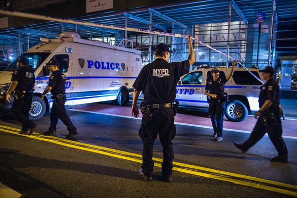 Сотрудники полиции на месте взрыва в Нью-Йорке, США