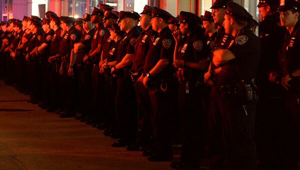 Сотрудники полиции на месте взрыва в Нью-Йорке, США