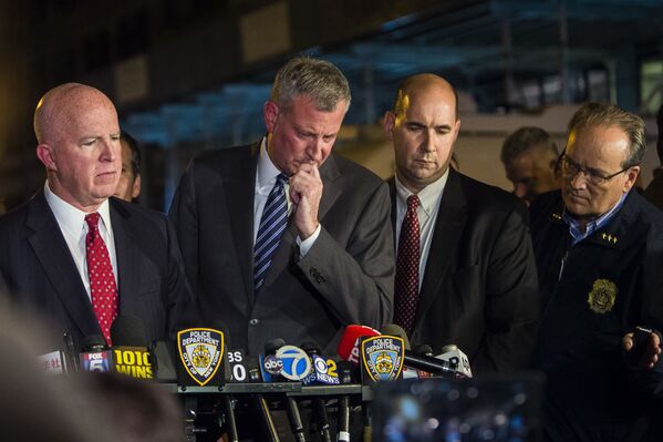 Мэр Нью-Йорка Билл де Блазио и шеф полиции Джеймс О'Нил на пресс-конференции после взрыва в Нью-Йорке