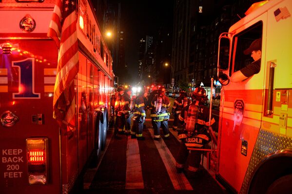 Спасатели на месте взрыва в Нью-Йорке, США
