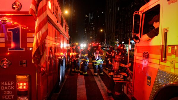 Спасатели на месте взрыва в Нью-Йорке, США