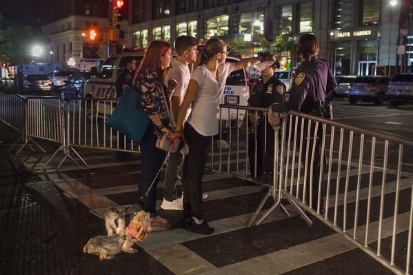 Жители общаются с полицией на месте взрыва в Нью-Йорке