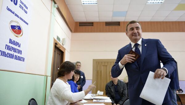 Временно исполняющий обязанности губернатора Тульской области Алексей Дюмин в единый день голосования на избирательном участке в Туле
