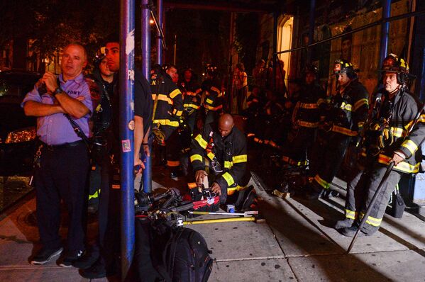 Сотрудники полиции и спасатели на месте взрыва в Нью-Йорке, США