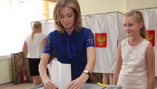 Прокурор Республики Крым Наталья Поклонская с дочерью Анастасией в единый день голосования на избирательном участке в Симферополе