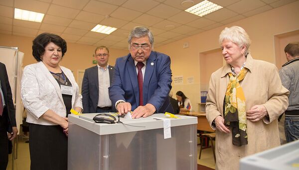 Губернатор Кузбасса Аман Тулеев на избирательном участке