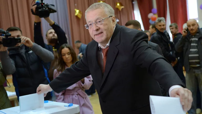 Лидер ЛДПР Владимир Жириновский в единый день голосования на избирательном участке № 2714 в Москве. Лидер ЛДПР Владимир Жириновский в единый день голосования на избирательном участке № 2714 в Москве.
