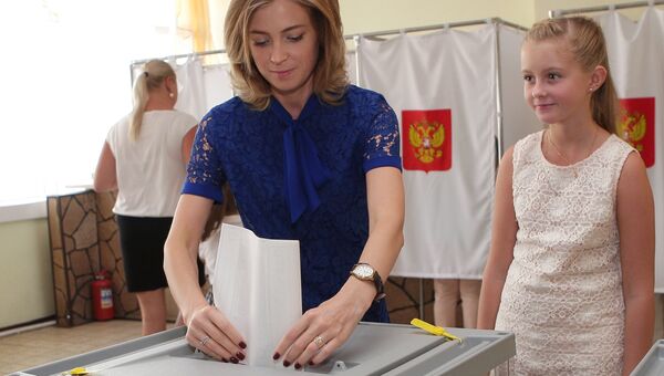 Прокурор Республики Крым Наталья Поклонская с дочерью Анастасией в единый день голосования на избирательном участке в Симферополе