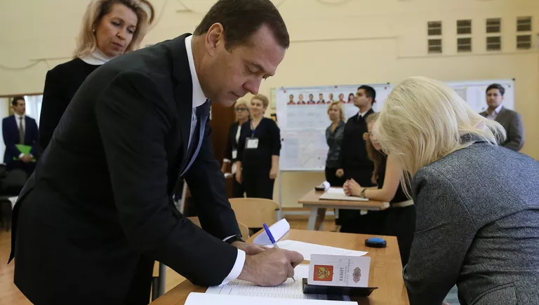 Председатель правительства РФ Д. Медведев на выборах в единый день голосования Председатель правительства РФ Д. Медведев на выборах в единый день голосования