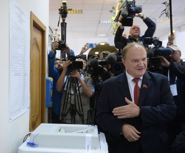 Лидер КПРФ Геннадий Зюганов в единый день голосования на избирательном участке № 142 в Москве