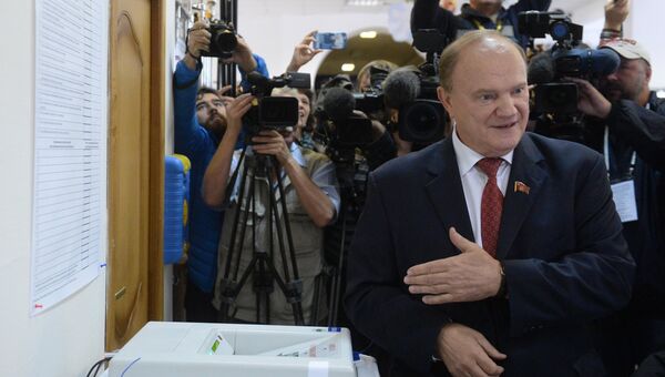 Лидер КПРФ Геннадий Зюганов в единый день голосования на избирательном участке № 142 в Москве