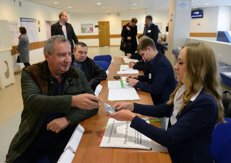 Заместитель председателя правительства РФ Дмитрий Рогозин в единый день голосования на избирательном участке № 90